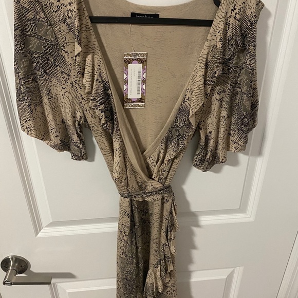 Boohoo Dresses & Skirts - Flowy Print dress. Never Worn. Boohoo.com